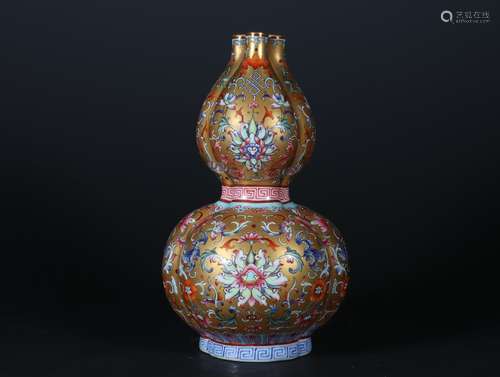 A Chinese Golden pink flower pattern gourd bottle