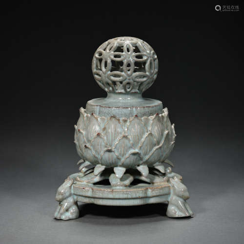 Chinese Song Dynasty official ware blue glazed lotus petal p...