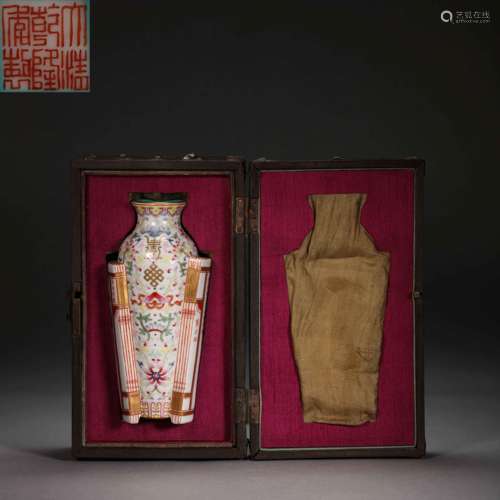 CHINESE COLORFUL PORCELAIN BOTTLES MADE DURING THE REIGN OF ...