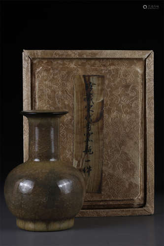 A Porcelain Display Bottle, Ge Kiln.