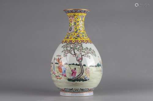 Qing Dynasty Qianlong Period Famille Rose Porcelain Bottle
,...