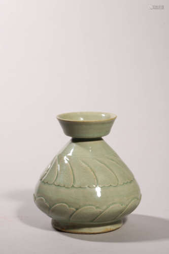 Incised Longquan Kiln Dish-Top Vase