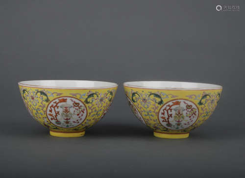 A pair of famille-rose 'floral' bowl