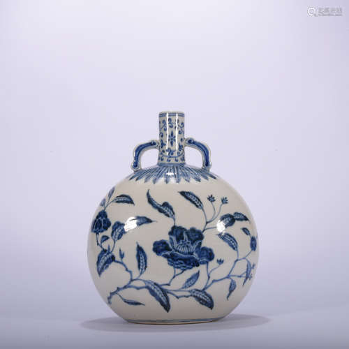 A blue and white 'floral' moonflask