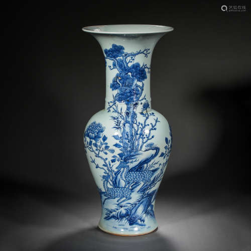 CHINESE QING DYNASTY BLUE AND WHITE BOTTLE