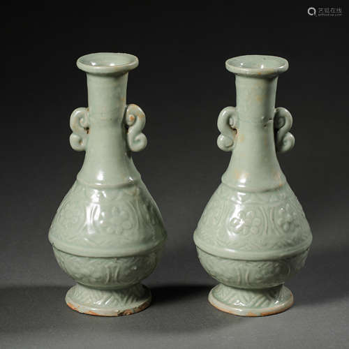 A PAIR OF CHINESE LONGQUAN WARE GREEN GLAZE AMPHORA