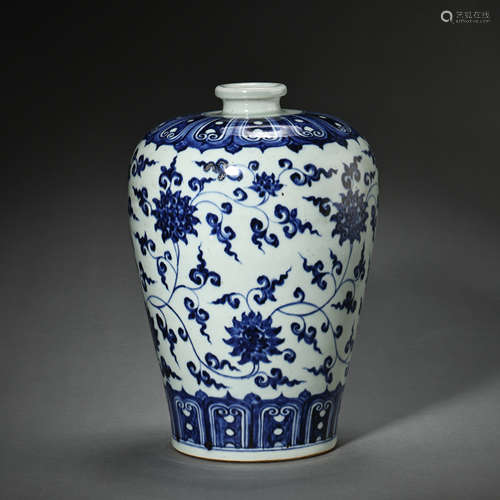 CHINESE MING DYNASTY BLUE AND WHITE PLUM VASE