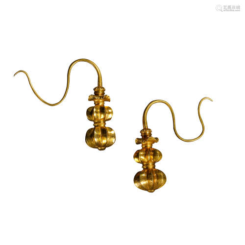 A  PAIR OF CHINESE MING DYNASTY PURE GOLD EARRINGS
