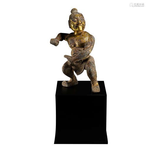 CHINA'S WARRING STATES PERIOD, BRONZE GILT MAN FIGURE