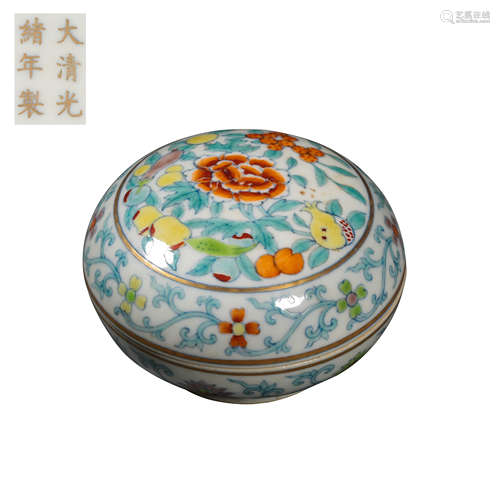 CHINESE QING DYNASTY DOUCAI PORCELAIN POWDER BOX