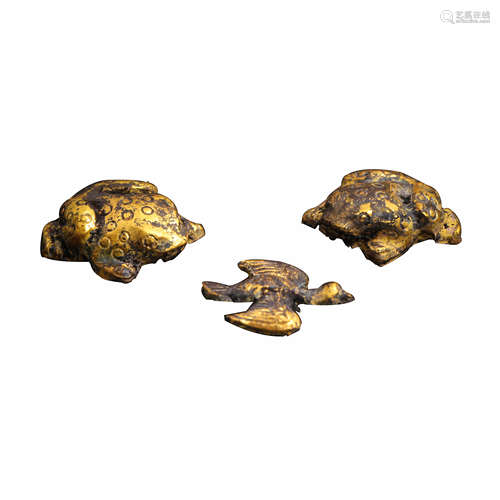 A SET OF CHINESE WARRING STATES PERIOD PURE GOLD ORNAMENTS, ...