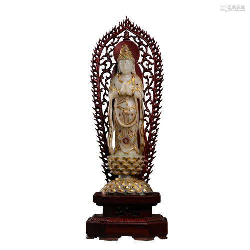 CHINESE QING DYNASTY, HETIAN JADE STATUE OF GUANYIN INLAID G...