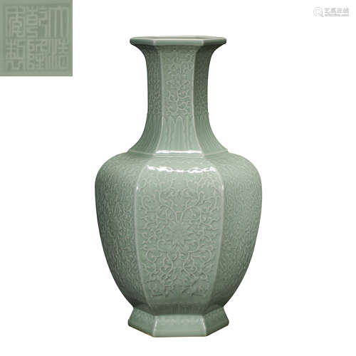 CHINESE QING DYNASTY QIANLONG MARK CELEDON VASE