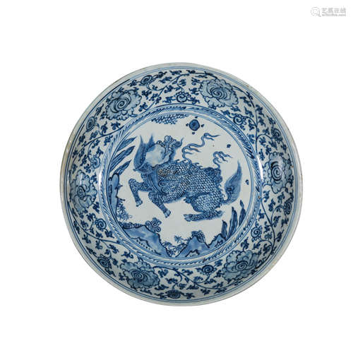 CHINESE MING DYNASTY BLUE AND WHITE PORCELAIN PLATE