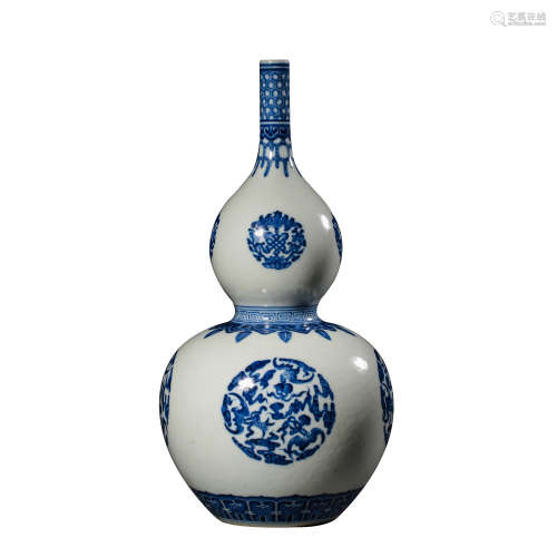 QING DYNASTY QIANLONG BLUE AND WHITE GOURD VASE