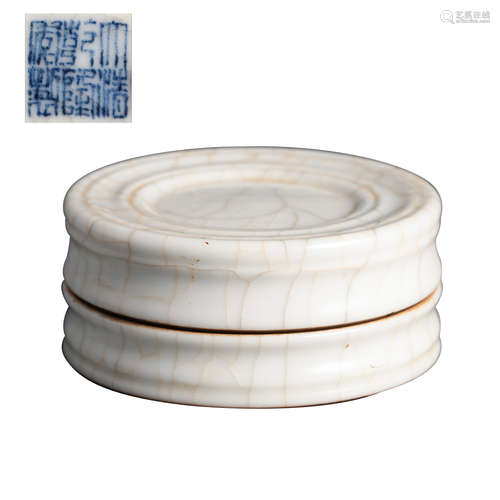 CHINESE QING DYNASTY QIANLONG MARK WHITE GLAZED POWDER BOX