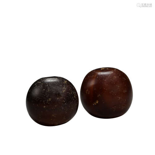 A PAIR OF CHINESE LIAO AND JIN DYNASTY AGATE BEADS