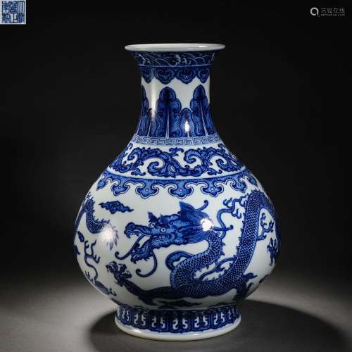Qing Dynasty blue and white dragon pattern bottle
