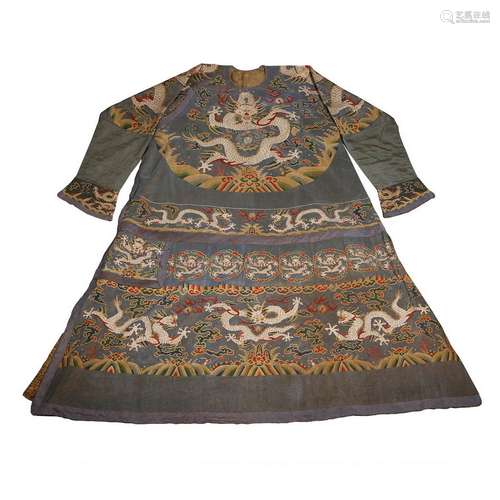 Qing Dynasty embroidered nine dragon pattern dragon robe