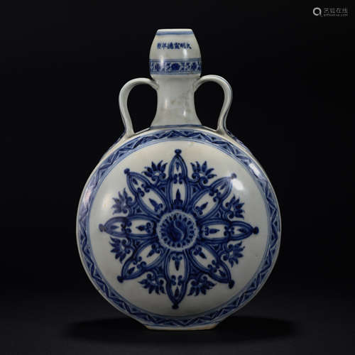 Qing Dynasty blue and white flower holding moon bottle