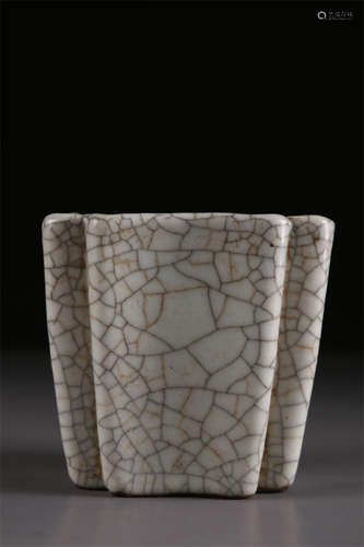 A Chamfered-Edge Porcelain Cup, Ge Kiln.