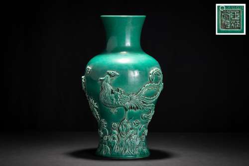 清 王炳榮作 緑彩浮彫花鳥紋瓶
