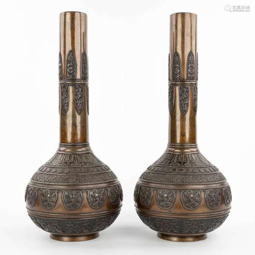 A pair of Oriental vases made of bronze, decorated with drag...