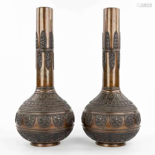 A pair of Oriental vases made of bronze, decorated with drag...