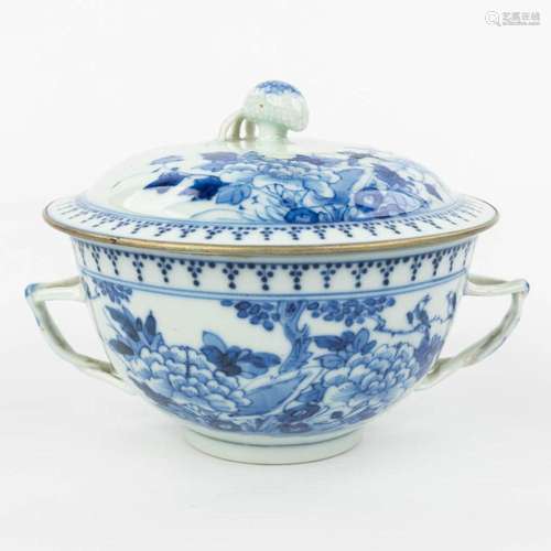 A Chinese jar with lid made of porcelain and decorated with ...