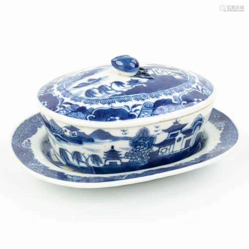 A Chinese saucer with a lid made of porcelain and with a blu...