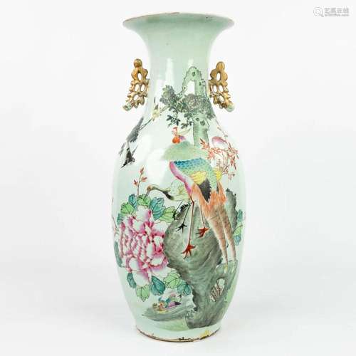 A Chinese vase made of porcelain and decorated with birds. (...