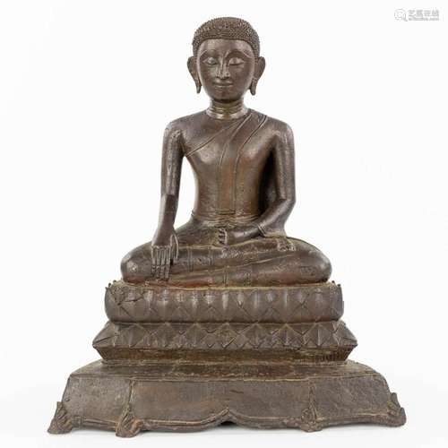 A statue of a Thai Buddha, made of bronze. (H:44cm)