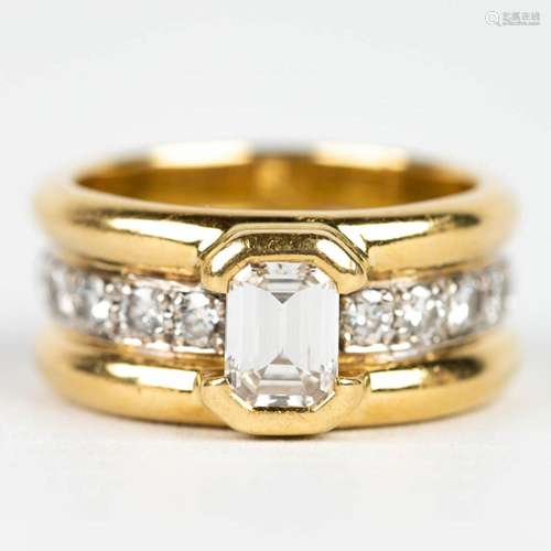 An exceptional ring with 10 brilliants and an emerald cut di...