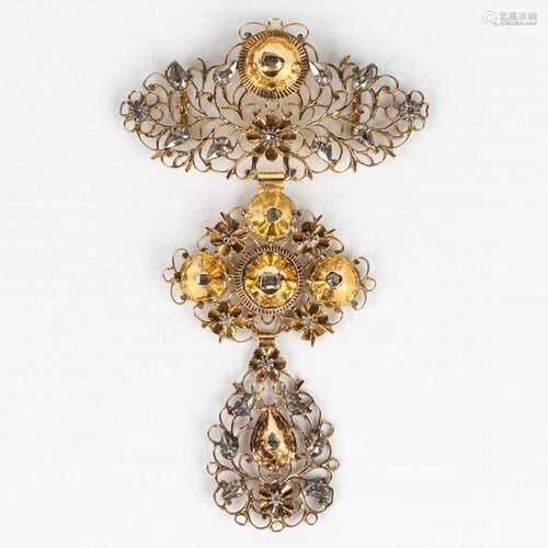 An antique brooch decorated with diamonds and made of 18 kt ...