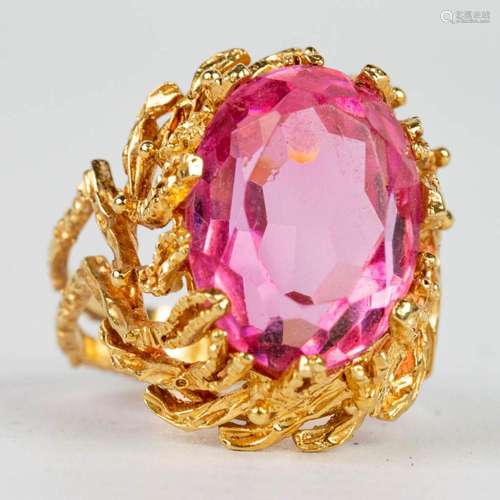 A ring with pink natural stone in an 18 karat yellow gold ri...