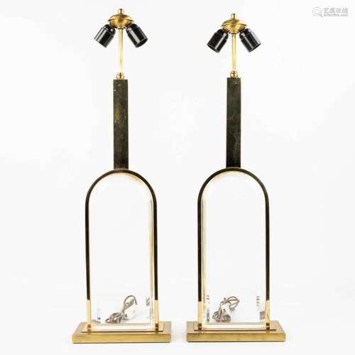 A pair of mid-century table lamps made of gold-plated metal ...