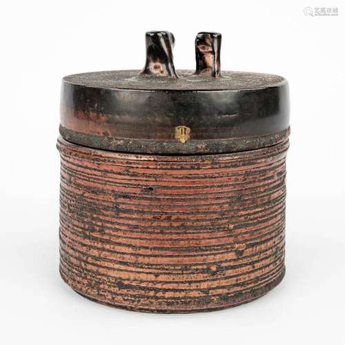 Rogier VANDEWEGHE (1923-2020) a pot with a lid with a glaze ...