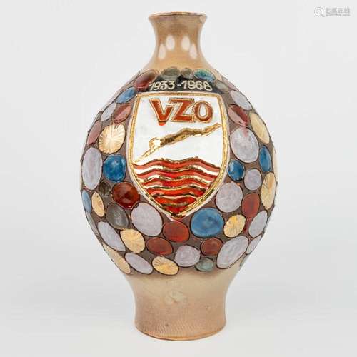 Elisabeth VANDEWEGHE (XX-XXI) a vase made of glazed ceramics...