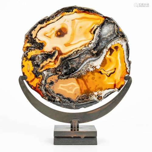 Een mid-century decorative Agate stone in a bronze stand. (H...