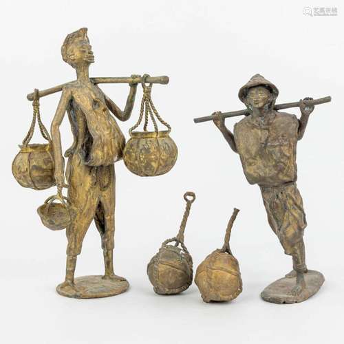 A set of 2 bronze statues of Asian figurines with baskets. (...