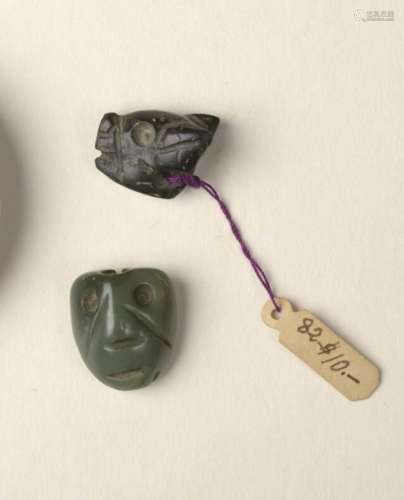 Lot d'un petit masque-pendentif anthropomorphe et d'...