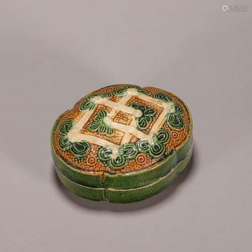 A tri-colored flower porcelain powder box