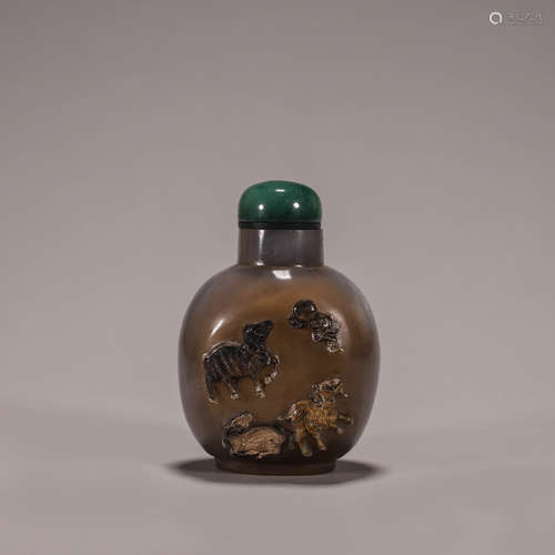 A goat patterned agate snuff bottle