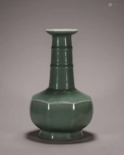 A Longquan kiln porcelain vase