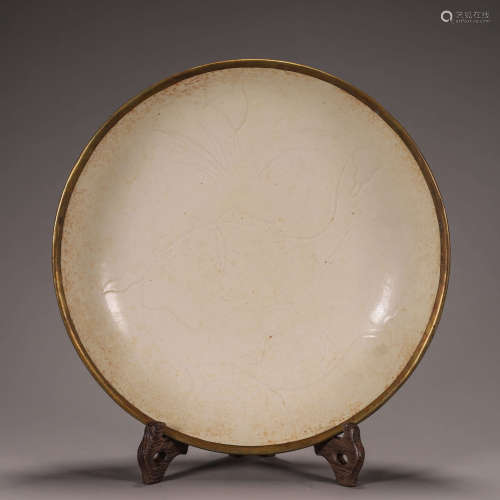 A Ding kiln cloud carved porcelain plate