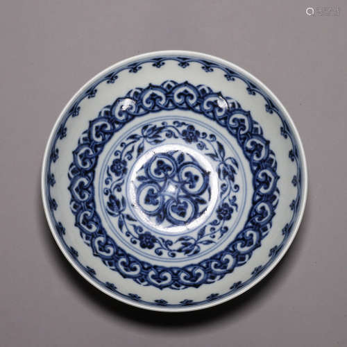 A blue and white interlocking flower porcelain plate