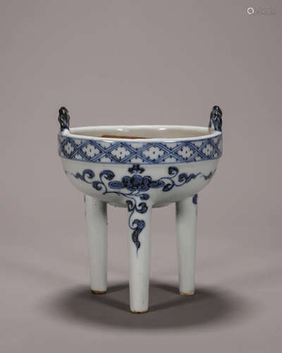 A blue and white flower porcelain double-eared censer