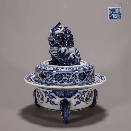 A blue and white flower porcelain beast incense burner