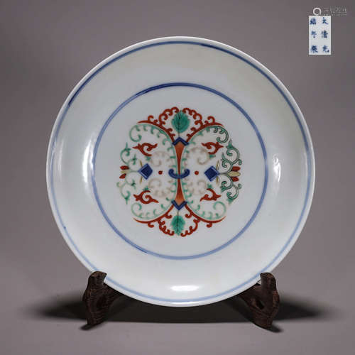 A blue and white doucai flower porcelain plate