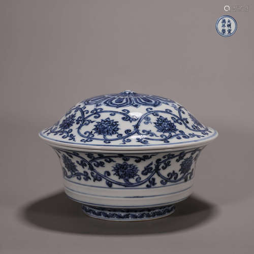 A blue and white interlocking flower porcelain covered bowl